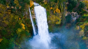 气势磅礴高山瀑布流水图片